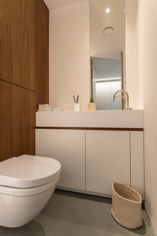 Toilet inrichting lakwerk en notelaar